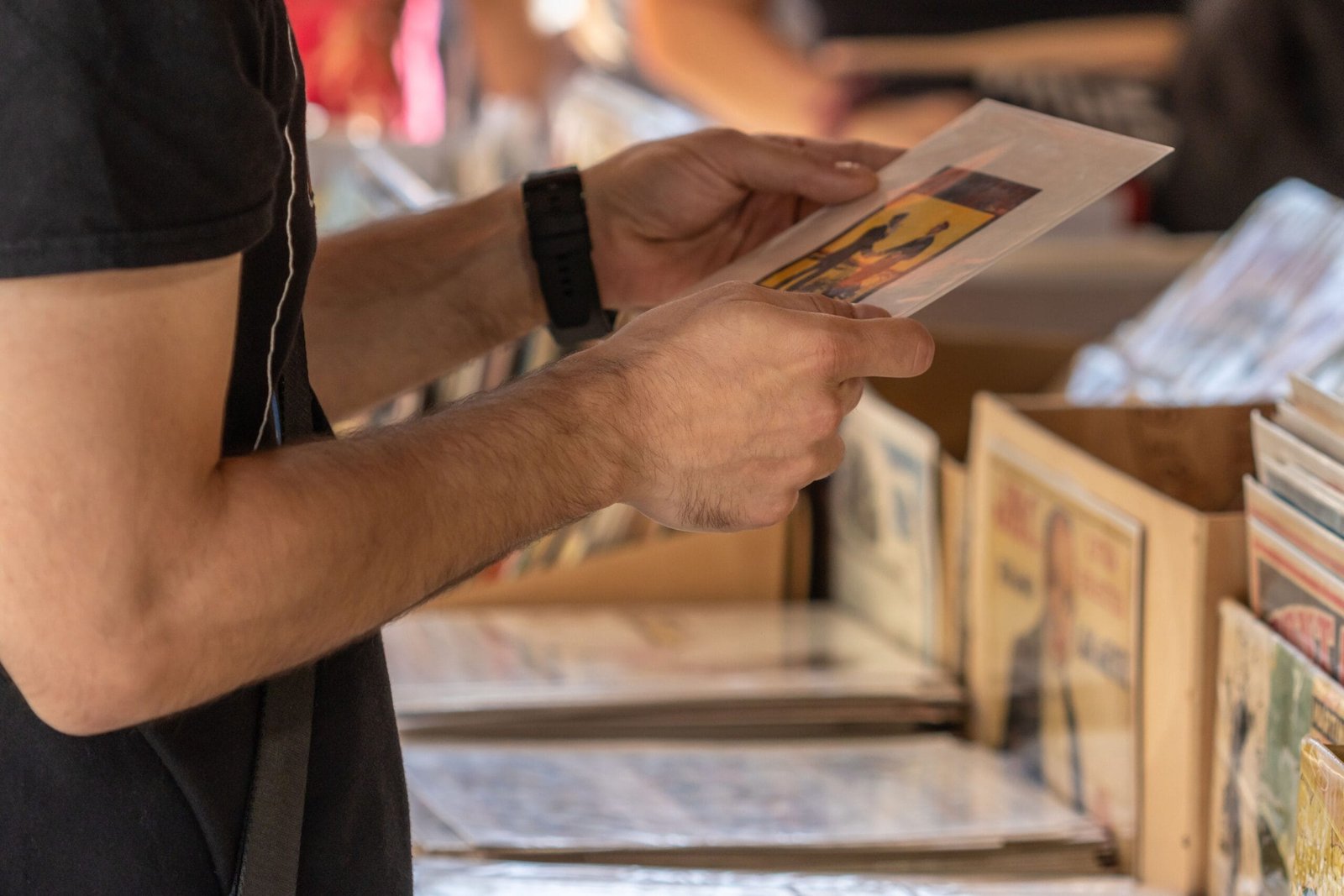 ID <a href="https://www.dreamstime.com/selective-focus-right-hand-unrecognizable-man-flea-market-looking-vinyl-records-second-hand-market-madrid-image274987711">274987711</a> @ <a href="https://www.dreamstime.com/wirestock_info">Wirestock</a> | <a href="https://www.dreamstime.com/">Dreamstime.com</a>