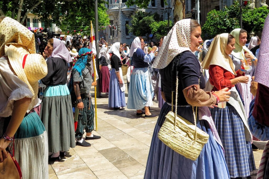 ID <a href="https://www.dreamstime.com/editorial-photography-dancing-moors-christians-festival-moros-y-cristianos-fiesta-soller-mallorca-lone-moorish-invader-standing-amid-image93735442">93735442</a> | <a href="https://www.dreamstime.com/photos-images/firo-mallorca.html">Firo Mallorca</a> ©
<a href="https://www.dreamstime.com/stuartan_info">Stuart Andrews</a> | <a href="https://www.dreamstime.com/stock-photos">Dreamstime.com</a>