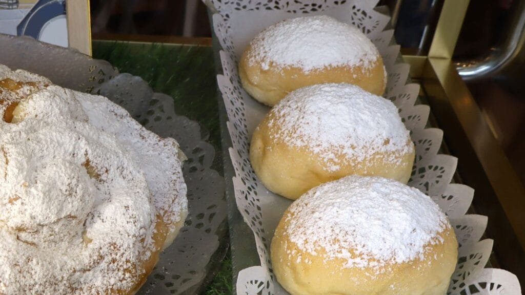 ID <a href="https://www.dreamstime.com/ensaimada-traditional-mallorcan-pastry-sale-palma-mallorca-spain-image363203300">363203300</a> | <a href="https://www.dreamstime.com/photos-images/ensaimada-mallorca.html">Ensaimada Mallorca</a> ©
<a href="https://www.dreamstime.com/lindasky767_info">Natalia Sky</a> | <a href="https://www.dreamstime.com/stock-photos">Dreamstime.com</a>
