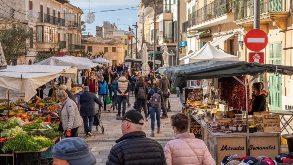ID <a href="https://www.dreamstime.com/weekly-street-market-town-santanyi-santanyi-spain-december-weekly-street-market-mallorcan-town-santanyi-image237032121">237032121</a> | <a href="https://www.dreamstime.com/photos-images/mallorca.html">Mallorca</a> ©
<a href="https://www.dreamstime.com/nemenfoto_info">Nemesio Jimenez Jimenez</a> | <a href="https://www.dreamstime.com/stock-photos">Dreamstime.com</a>