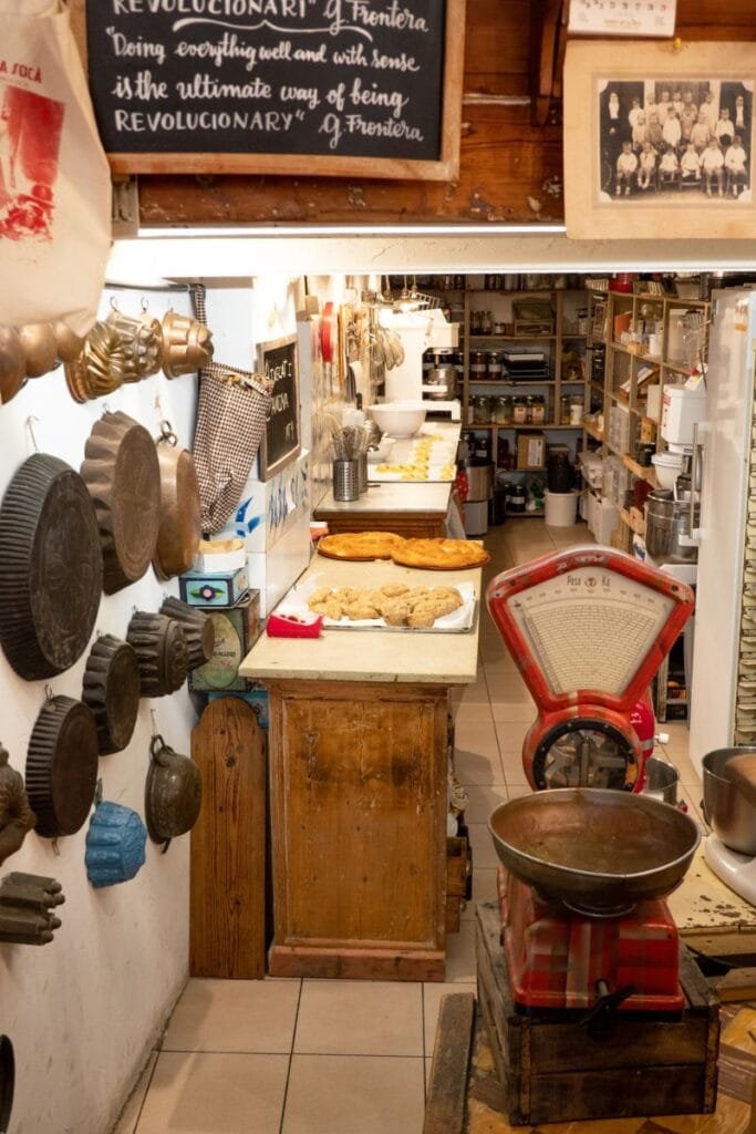 ID <a href="https://www.dreamstime.com/bakery-shop-fornet-de-la-soca-palma-spain-mallorca-march-interior-best-tradicional-historic-centre-majorca-image322587538">322587538</a> | <a href="https://www.dreamstime.com/photos-images/cake-mallorca.html">Cake Mallorca</a> ©
<a href="https://www.dreamstime.com/peregrine_info">Peregrine</a> | <a href="https://www.dreamstime.com/stock-photos">Dreamstime.com</a>
