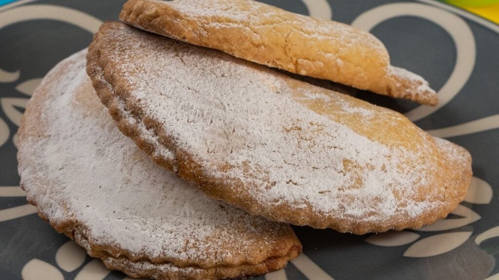 ID <a href="https://www.dreamstime.com/robiols-typical-mallorcan-sweet-recipe-easter-tradition-tree-delicious-baked-traditional-holiday-image177713117">177713117</a> | <a href="https://www.dreamstime.com/photos-images/cake-mallorca.html">Cake Mallorca</a> ©
<a href="https://www.dreamstime.com/mfronorleans_info">Miguel Frontera</a> | <a href="https://www.dreamstime.com/stock-photos">Dreamstime.com</a>