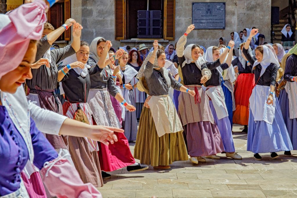 ID <a href="https://www.dreamstime.com/ladies-dancing-moors-christians-festival-moros-y-cristianos-fiesta-soller-mallorca-female-participants-dancing-image306418237">306418237</a> | <a href="https://www.dreamstime.com/photos-images/firo-mallorca.html">Firo Mallorca</a> ©
<a href="https://www.dreamstime.com/stuartan_info">Stuart Andrews</a> | <a href="https://www.dreamstime.com/stock-photos">Dreamstime.com</a>